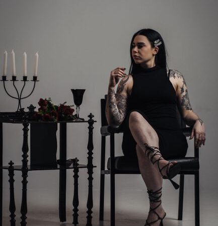 Klasyczne vs nowoczesne dodatki glamour do krzeseł – porównanie