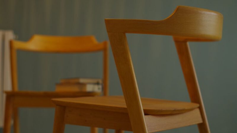 Krzesła do salonu skandynawskie 2026 – przewodnik i ceny