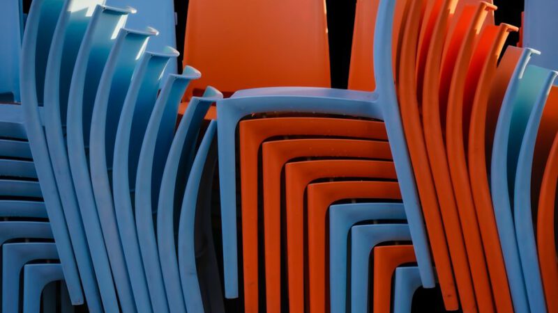 Plastikowe krzesła glamour – inspiracje i porady zakupowe