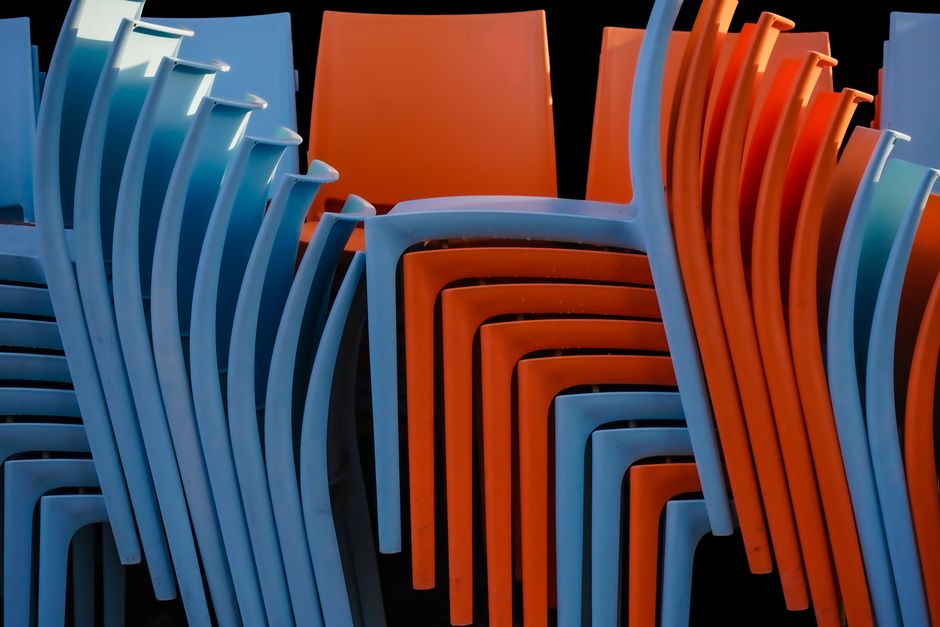 Plastikowe krzesła glamour – inspiracje i porady zakupowe
