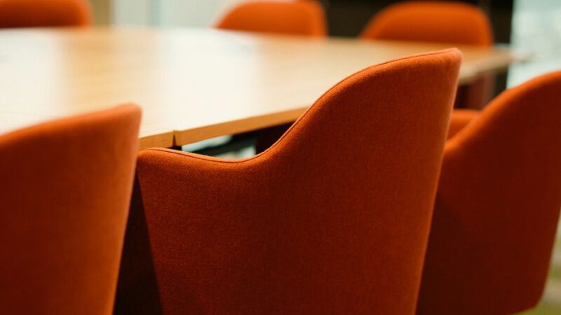 Nowoczesne krzesła do biura – funkcjonalność i design