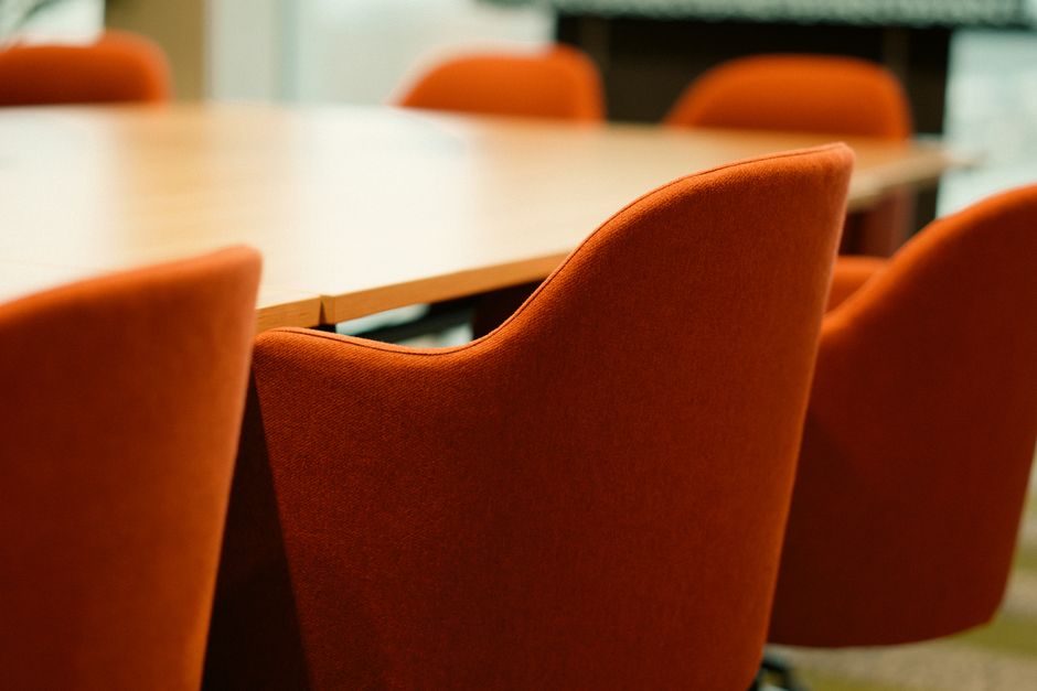 Nowoczesne krzesła do biura – funkcjonalność i design