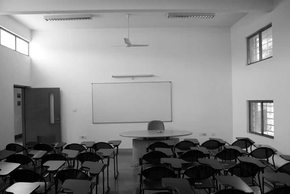 Uniwersalne krzesła do wnętrz – jak je dopasować do stylu?
