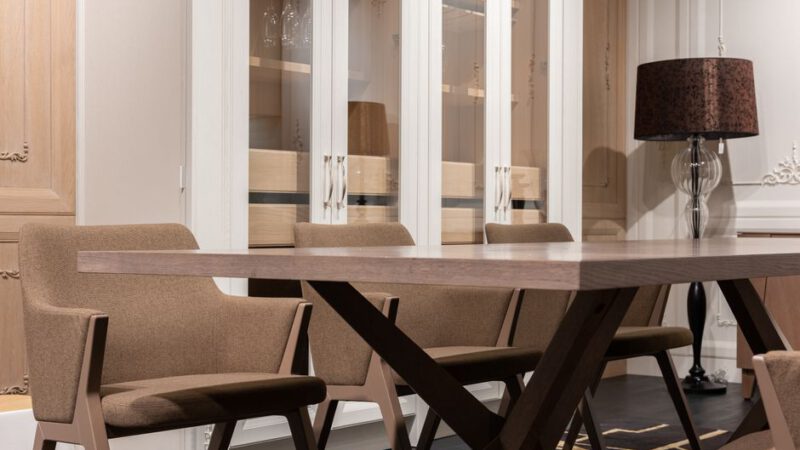 5 sposobów na usuwanie plam z krzeseł glamour – sprawdź porady