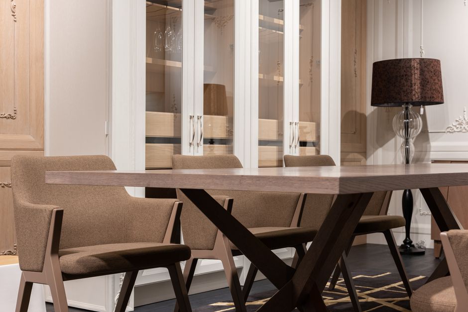 5 sposobów na usuwanie plam z krzeseł glamour – sprawdź porady