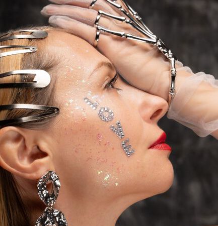 Top 10 błyszczących dodatków glamour do wnętrz 2026