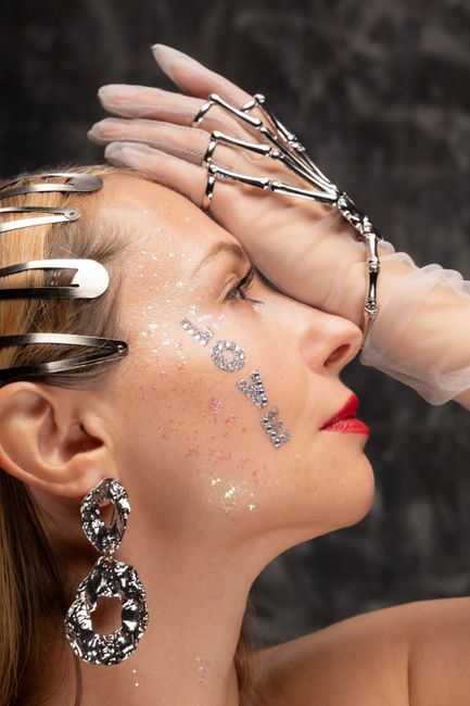 Top 10 błyszczących dodatków glamour do wnętrz 2026